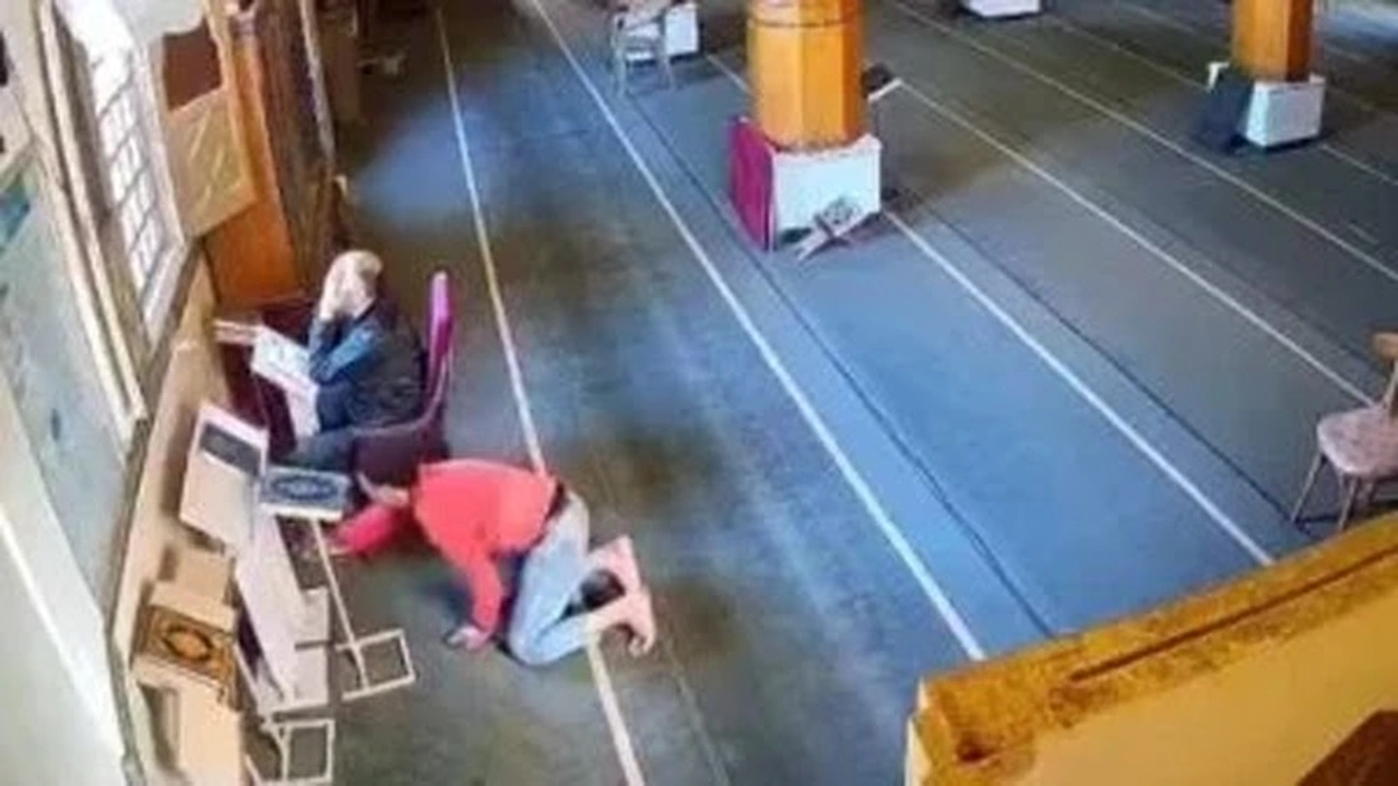 الداخلية تضبط سارق هاتف محمول داخل مسجد في مدينة رأس البر بدمياط